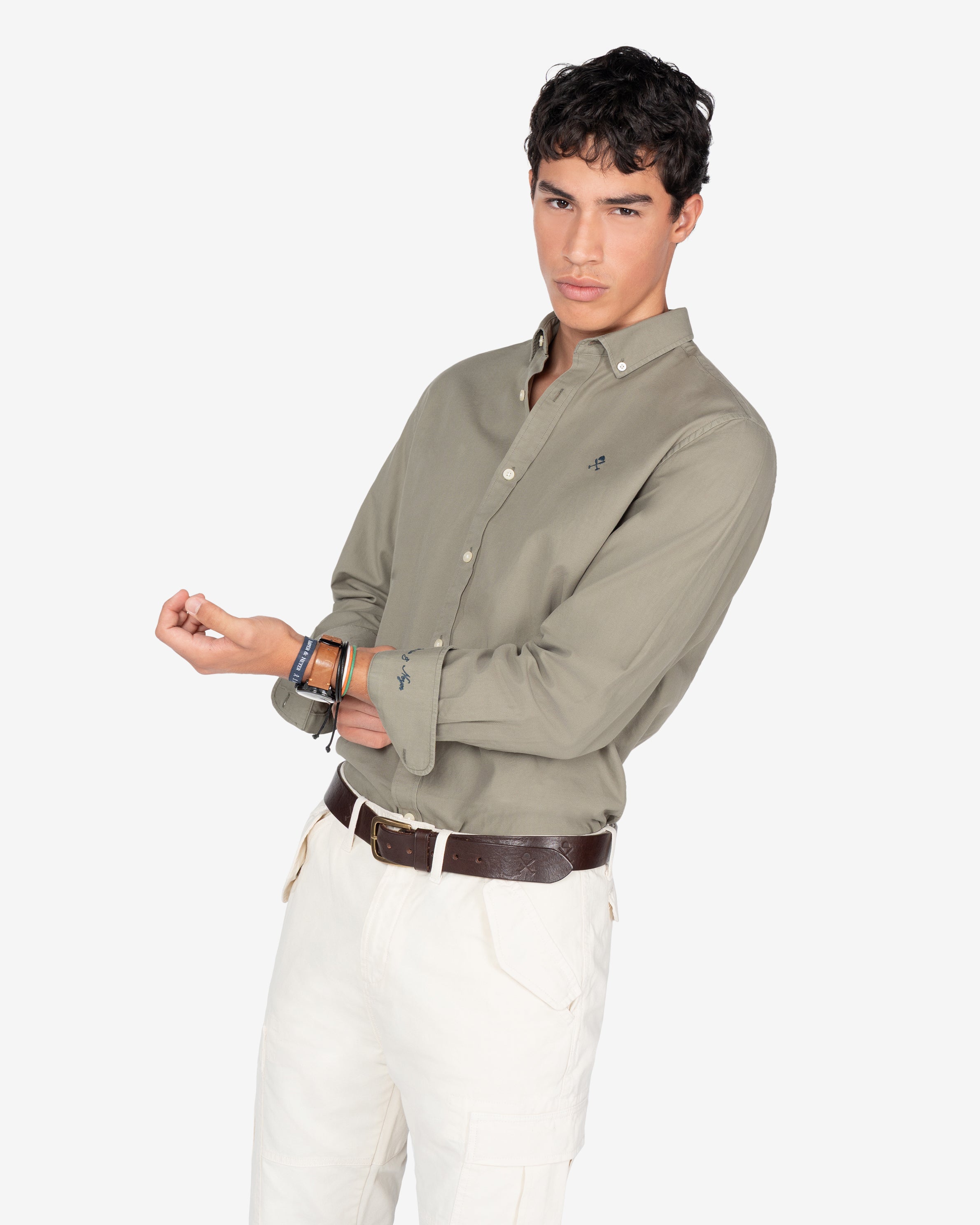 Camisa Veneto de Harper & Neyer lisa en verde musgo, look preppy con pantalón crudo
