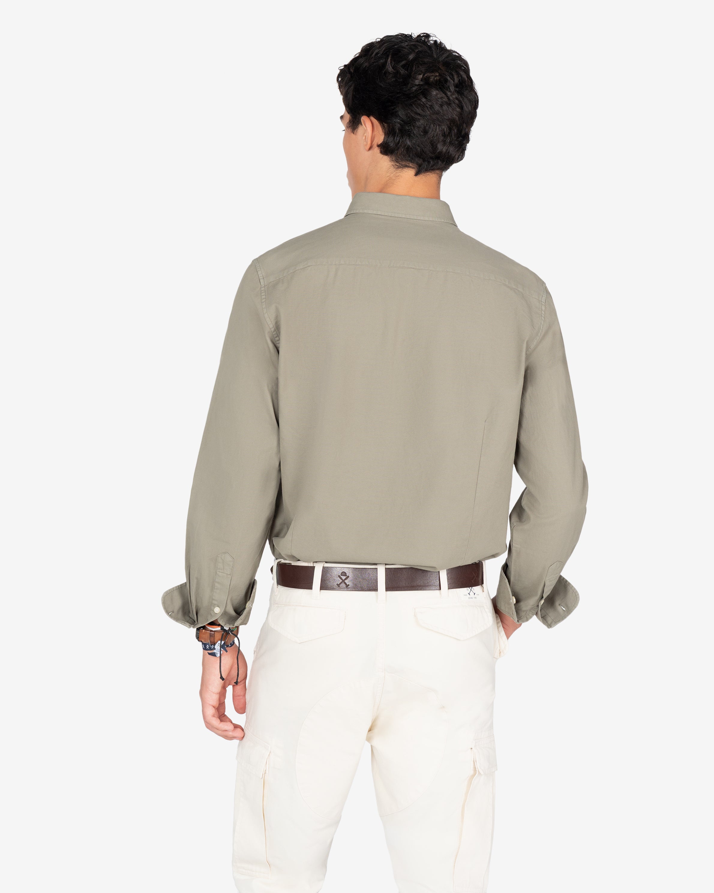 Camisa Veneto de Harper & Neyer lisa en verde musgo, look preppy vista trasera