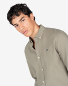 Camisa Veneto de Harper & Neyer lisa en verde musgo con cuello button down, look preppy