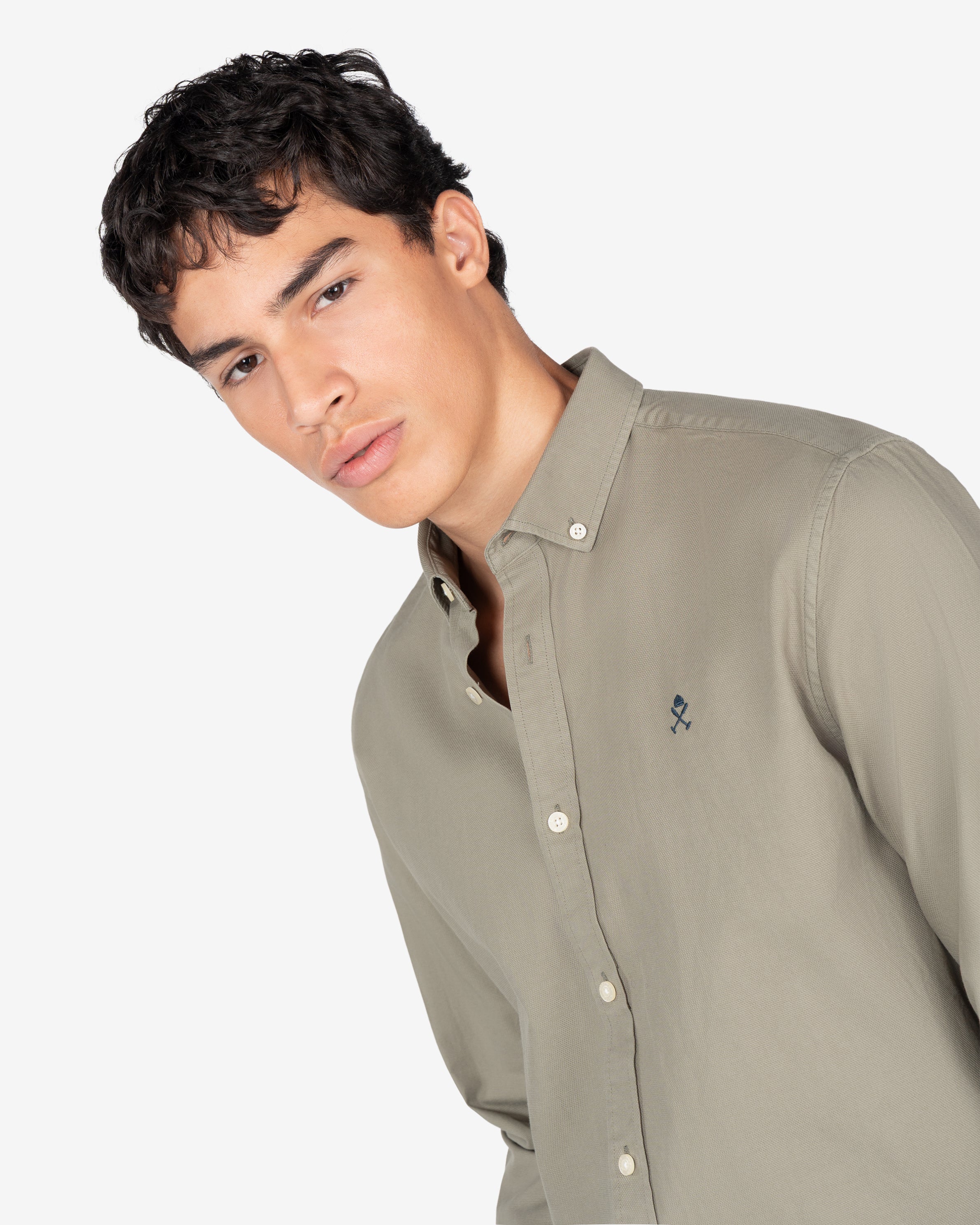 Camisa Veneto de Harper & Neyer lisa en verde musgo con cuello button down, look preppy