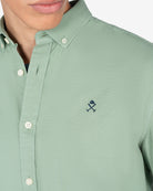 Camisa Veneto de Harper & Neyer lisa en verde salvia en 100% algodón, detalle de cuello y logo bordado
