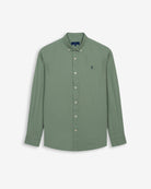 Camisa Veneto de Harper & Neyer lisa en verde salvia, cuello button down y logo bordado, vista frontal