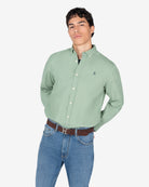 Camisa Veneto de Harper & Neyer lisa en verde salvia, look preppy con vaqueros