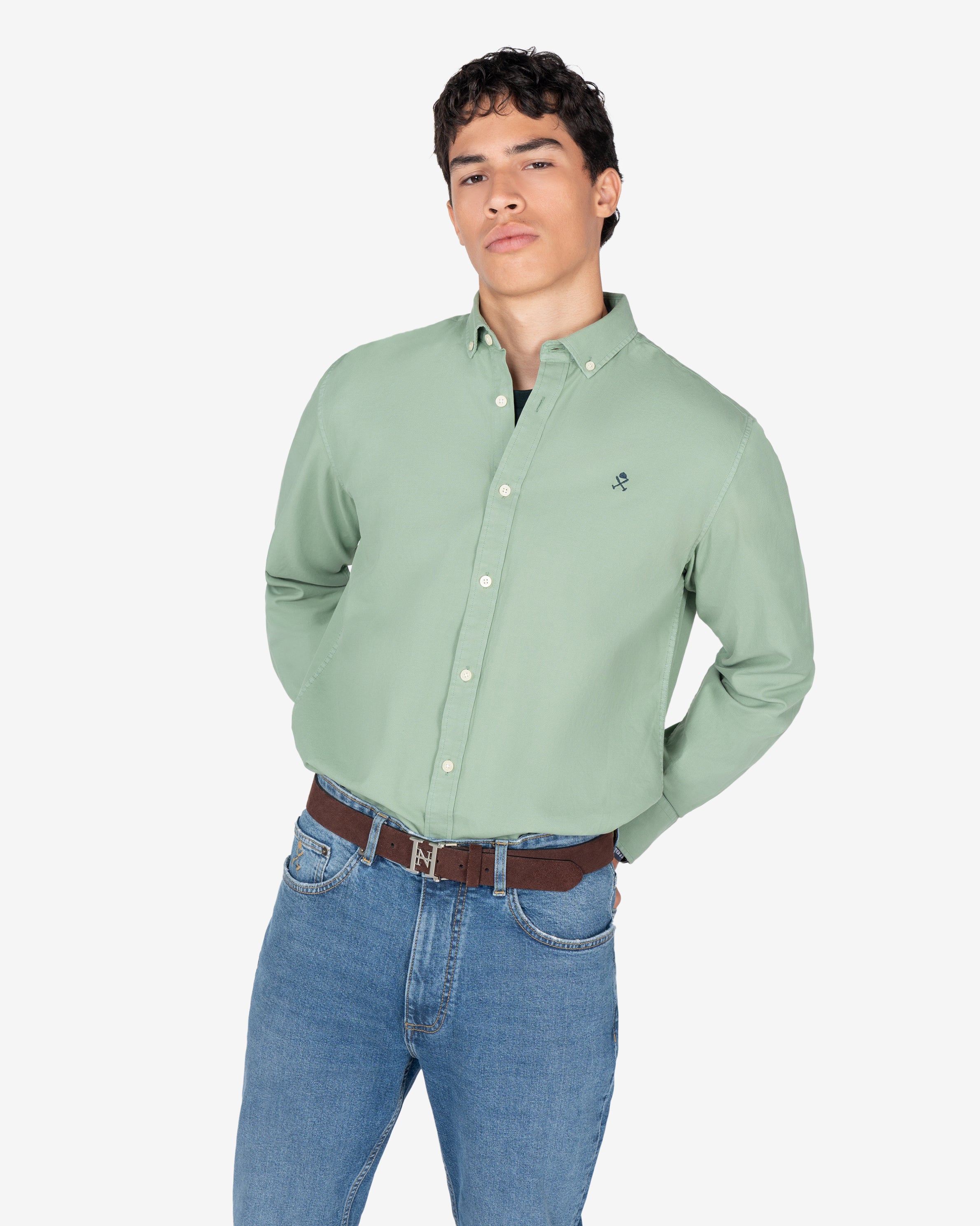 Camisa Veneto de Harper & Neyer lisa en verde salvia, look preppy con vaqueros