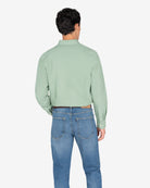 Camisa Veneto de Harper & Neyer lisa en verde salvia, look preppy vista trasera