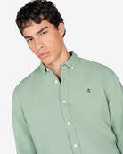 Camisa Veneto de Harper & Neyer lisa en verde salvia con cuello button down, look preppy