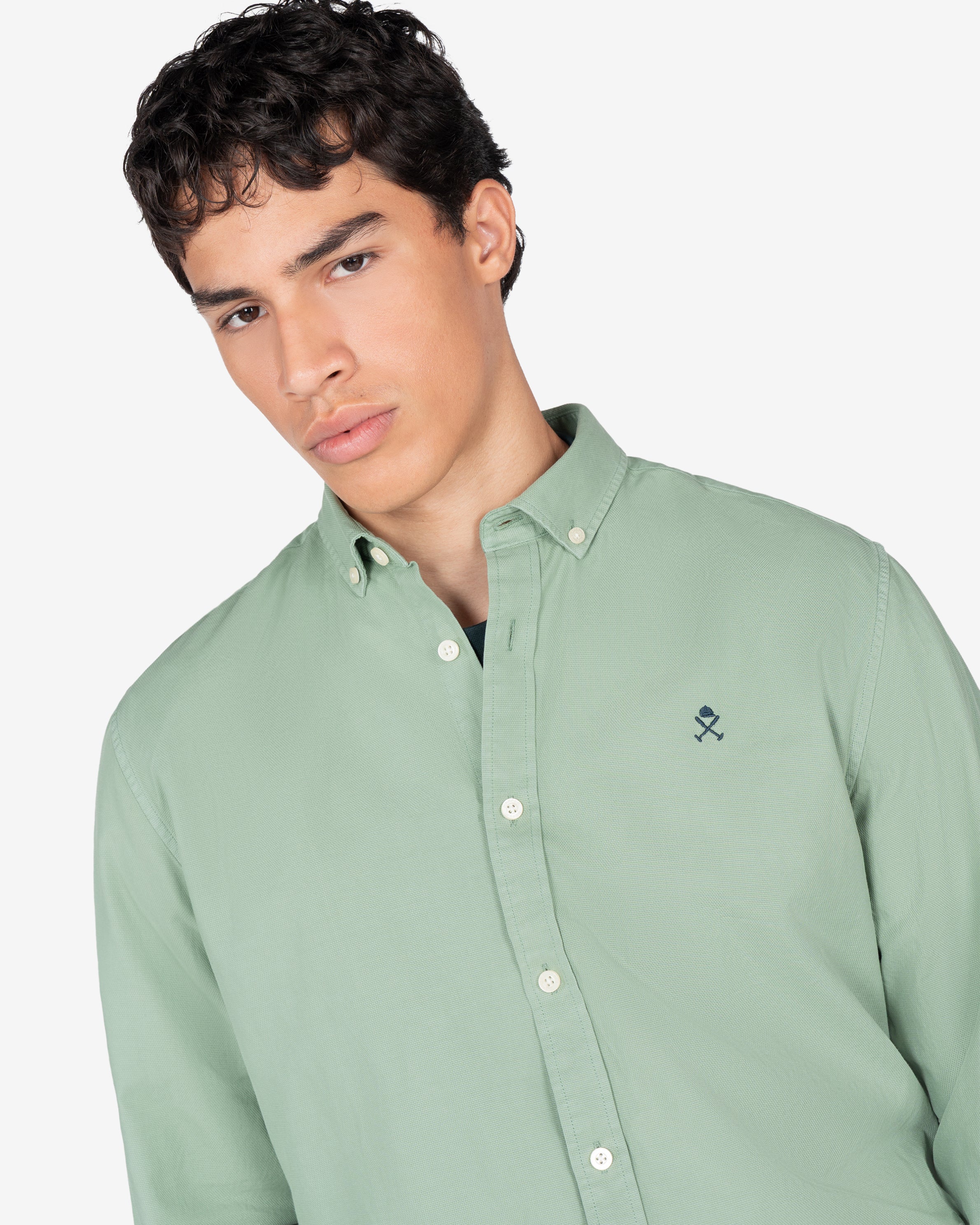 Camisa Veneto de Harper & Neyer lisa en verde salvia con cuello button down, look preppy