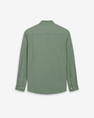 Camisa Veneto de Harper & Neyer lisa en verde salvia, vista trasera con canesú y puños abotonados