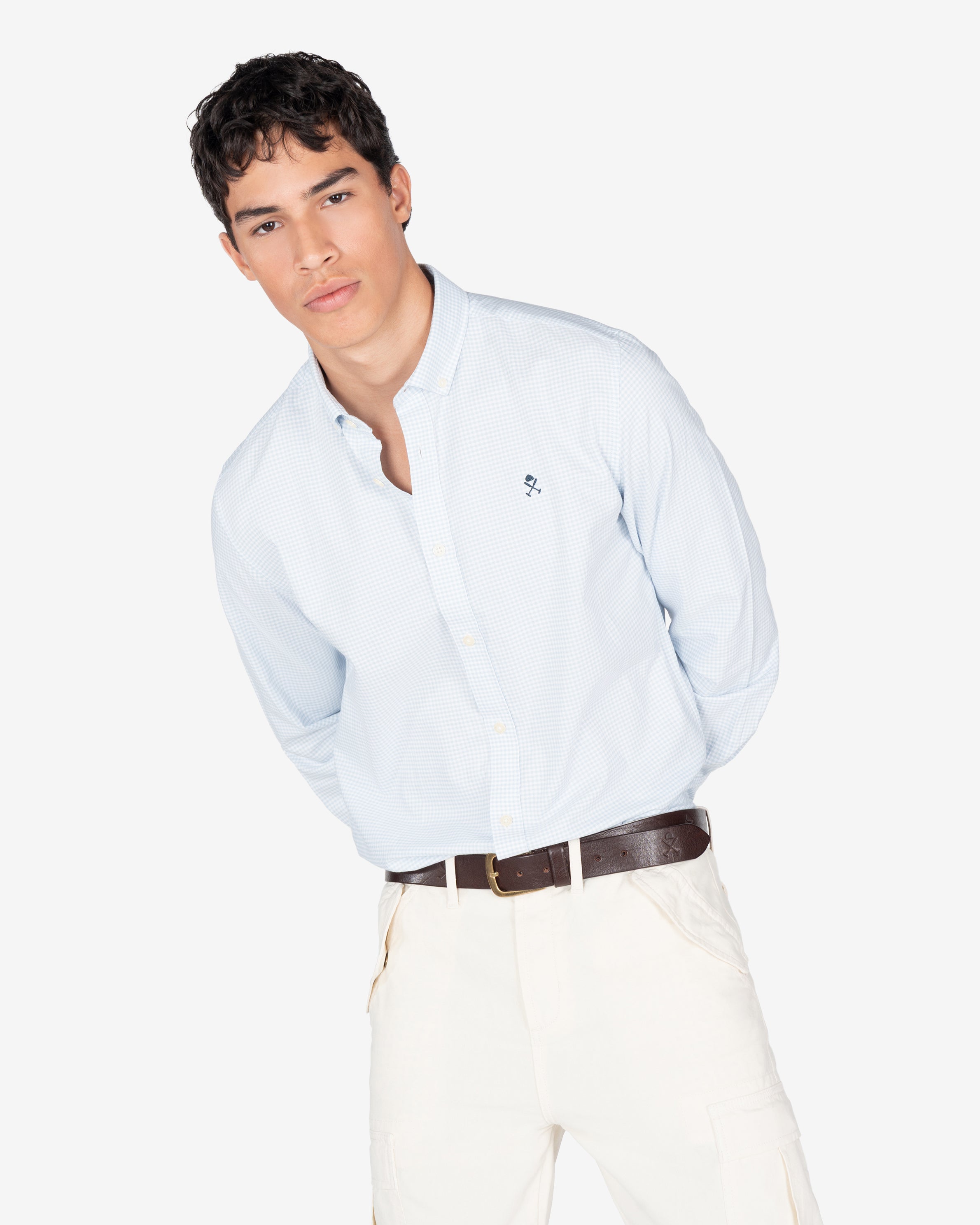 Camisa Vichy de Harper & Neyer de cuadros azul cielo, look preppy con pantalón crudo