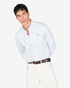 Camisa Vichy de Harper & Neyer de cuadros azul cielo, look preppy con pantalón crudo