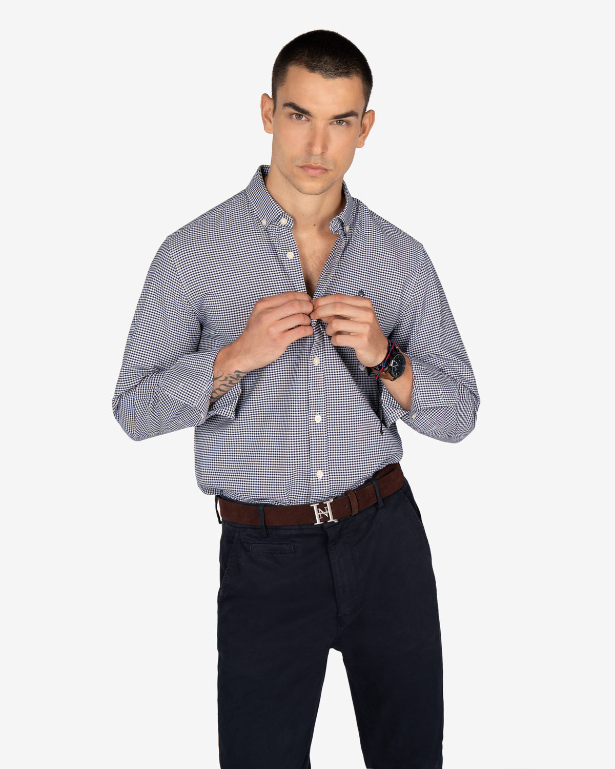 Camisa Vichy de Harper & Neyer de cuadros azul marino, look preppy con pantalón azul marino