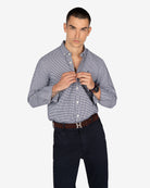 Camisa Vichy de Harper & Neyer de cuadros azul marino, look preppy con pantalón azul marino