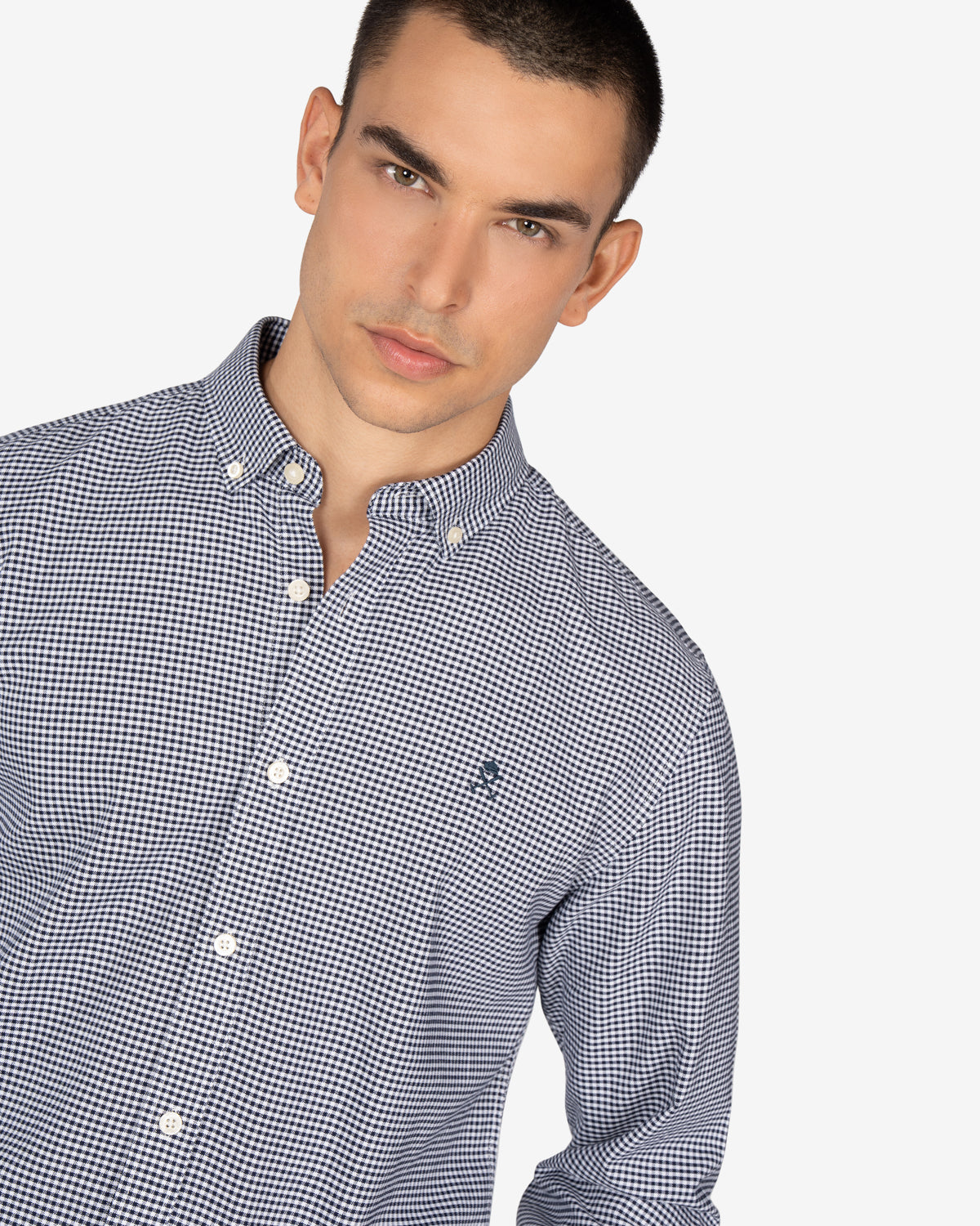 Camisa Vichy de Harper & Neyer de cuadros azul marino con cuello button down, look preppy