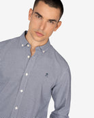 Camisa Vichy de Harper & Neyer de cuadros azul marino con cuello button down, look preppy