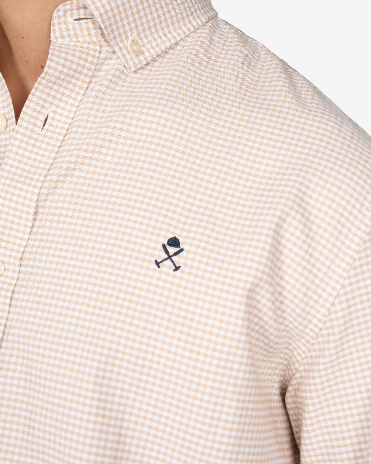 Camisa Vichy de Harper & Neyer de cuadros camel en algodón, detalle de logo bordado