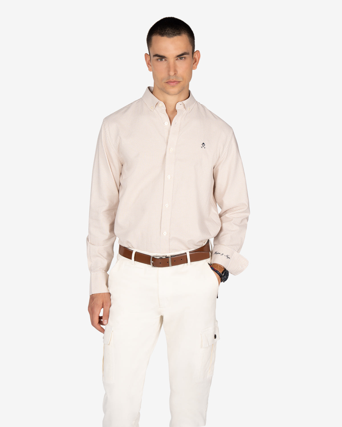 Camisa Vichy de Harper & Neyer de cuadros camel, look preppy con pantalón crudo