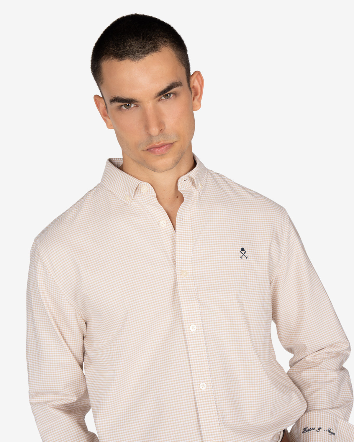Camisa Vichy de Harper & Neyer de cuadros camel con cuello button down, look preppy