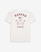 Camiseta Arthur de Harper & Neyer en blanco, vista trasera con gráfico de osito estampado en burdeos