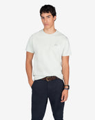 Camiseta EVERGREEN gris perla de Harper & Neyer, look frontal con chino azul marino y cinturón marrón