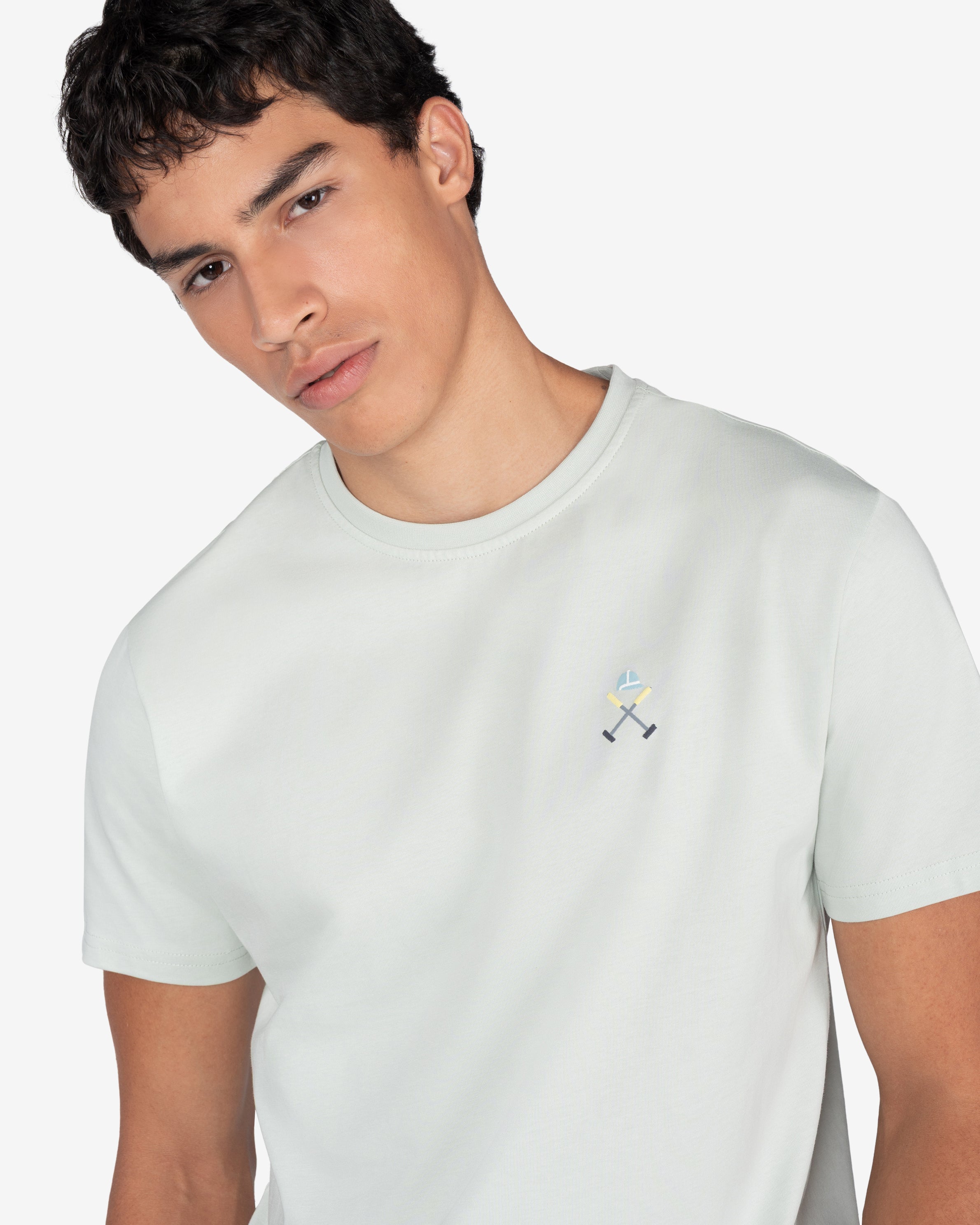 Camiseta EVERGREEN de Harper & Neyer en gris perla, plano medio con modelo frontal