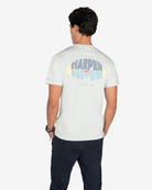 Camiseta EVERGREEN gris perla de Harper & Neyer, look trasero con print de máscara de esquí y chino azul marino