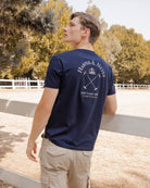 Camiseta GOLDEN STATE azul marino de Harper & Neyer, look de espaldas con pantalón cargo camel en exterior