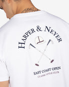 Detalle del estampado ecuestre en la espalda de la camiseta GOLDEN STATE blanca de Harper & Neyer