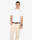 Camiseta GOLDEN STATE blanca de Harper & Neyer, look frontal con pantalón cargo beige y cinturón marrón