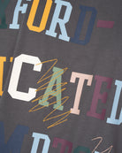 Detalle del mensaje multicolor Oxford-educated con tachones bordados en la camiseta LIVERPOOL antracita