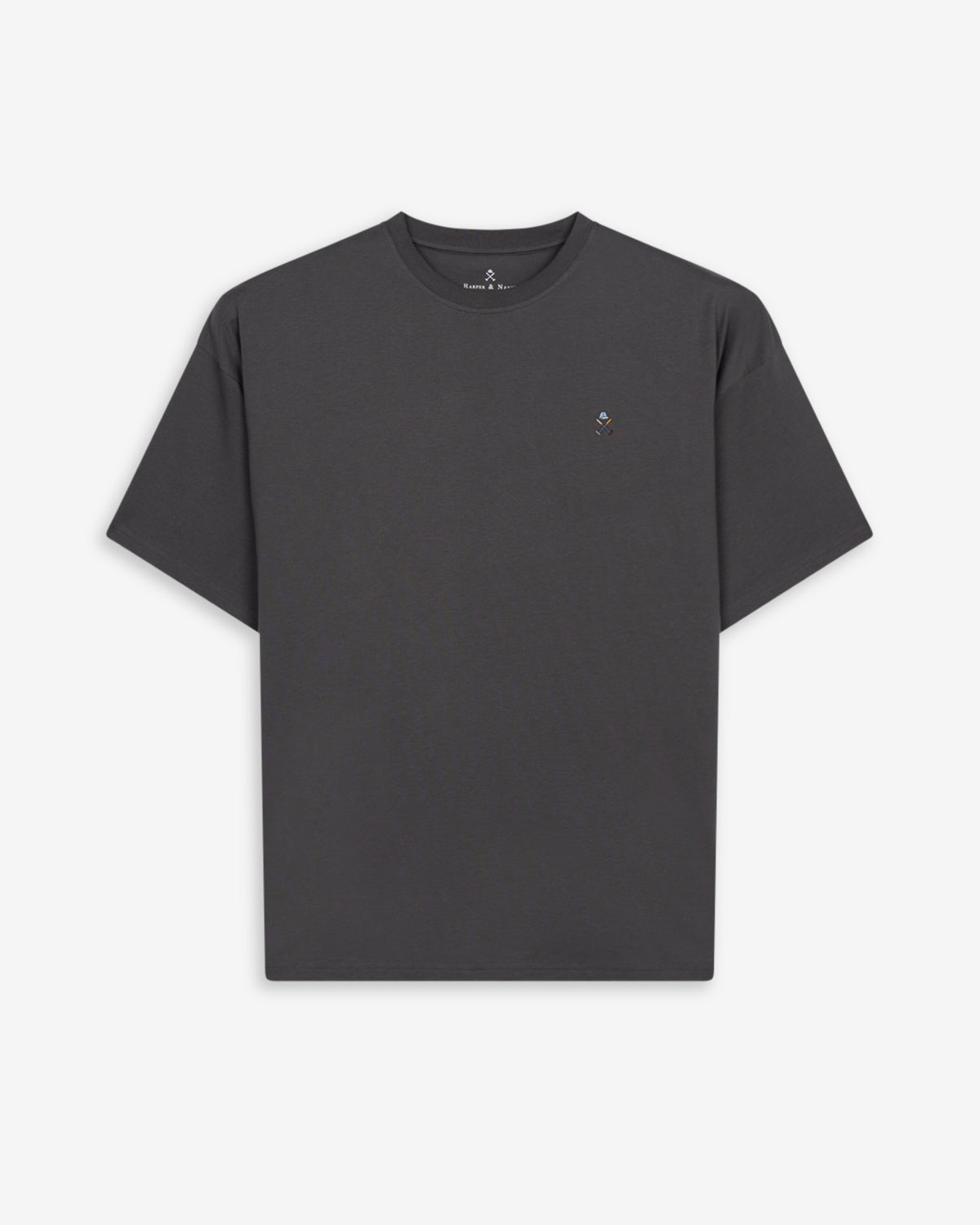 Camiseta LIVERPOOL de Harper & Neyer en antracita, bodegón frontal con emblema multicolor en el pecho