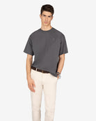 Camiseta LIVERPOOL antracita de Harper & Neyer, look frontal con chino crudo y cinturón marrón