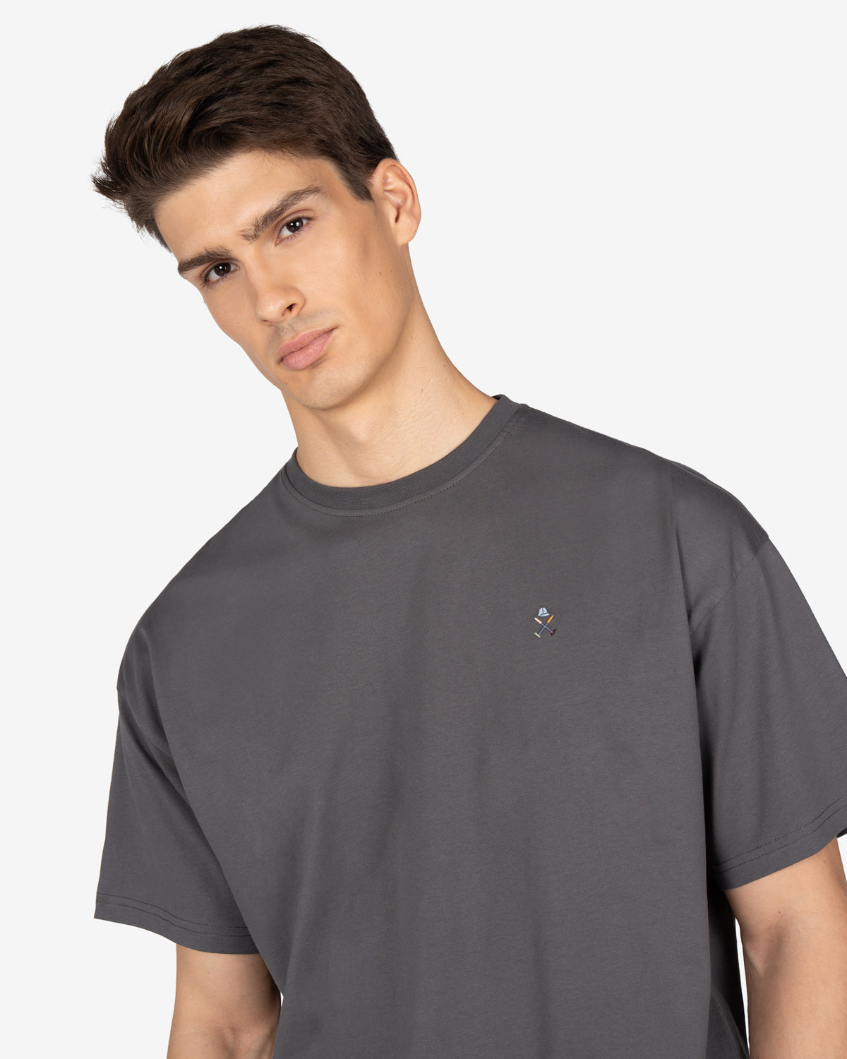 Camiseta LIVERPOOL de Harper & Neyer en antracita, plano medio con emblema multicolor en el pecho