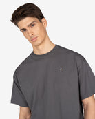 Camiseta LIVERPOOL de Harper & Neyer en antracita, plano medio con emblema multicolor en el pecho