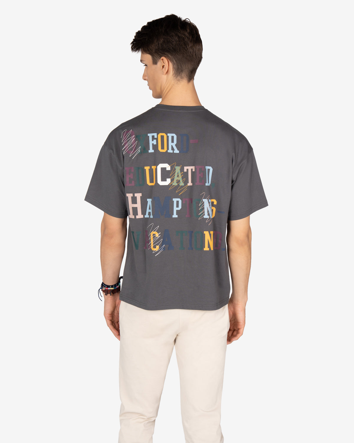 Camiseta LIVERPOOL antracita de Harper & Neyer, vista trasera con mensaje multicolor y chino crudo