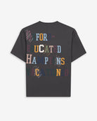 Camiseta LIVERPOOL de Harper & Neyer en antracita, bodegón trasero con mensaje multicolor Oxford-educated