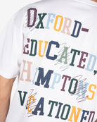 Detalle del mensaje multicolor Oxford-educated con tachones bordados en la camiseta LIVERPOOL blanca