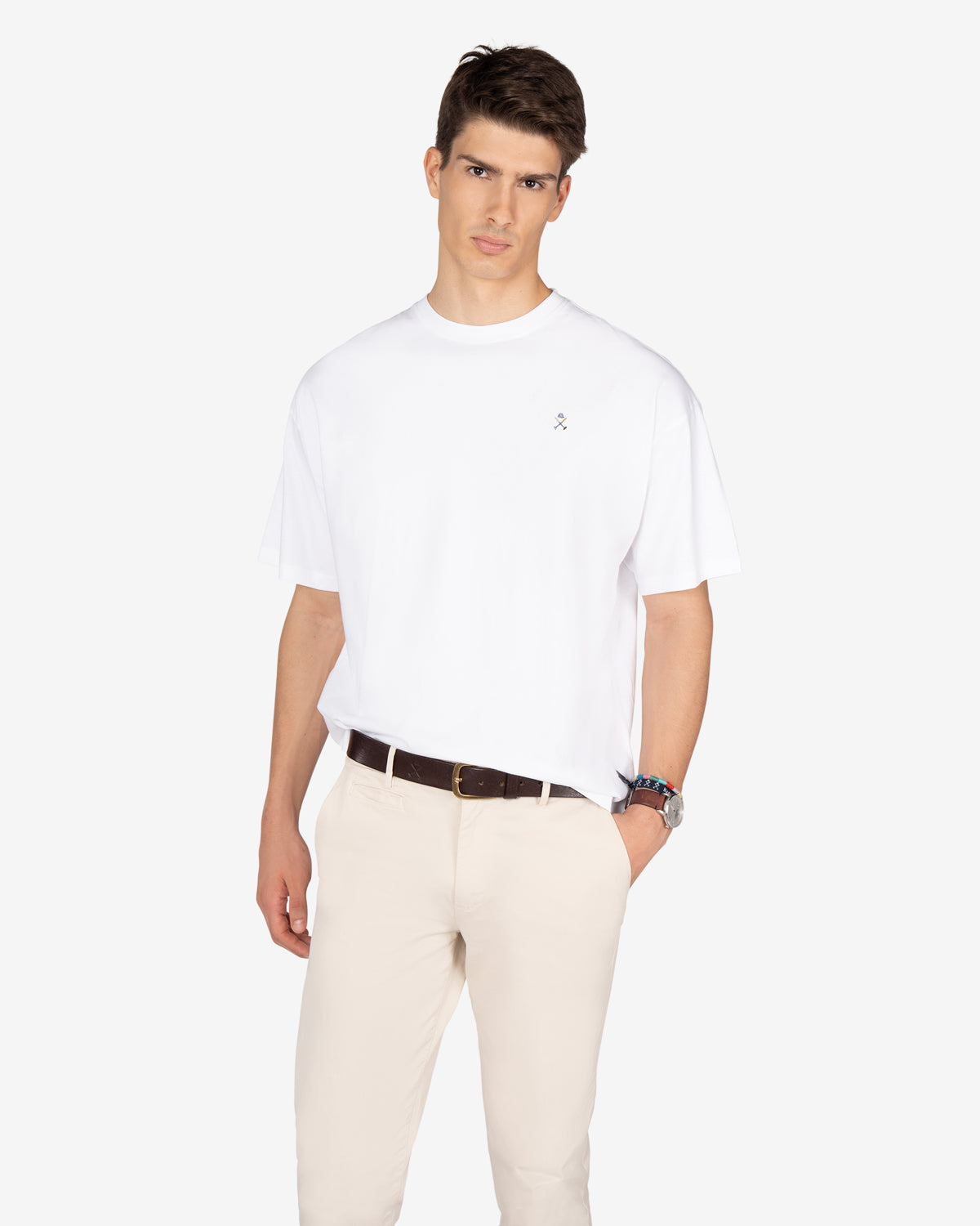 Camiseta LIVERPOOL blanca de Harper & Neyer, look frontal con chino beige y cinturón marrón