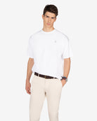 Camiseta LIVERPOOL blanca de Harper & Neyer, look frontal con chino beige y cinturón marrón