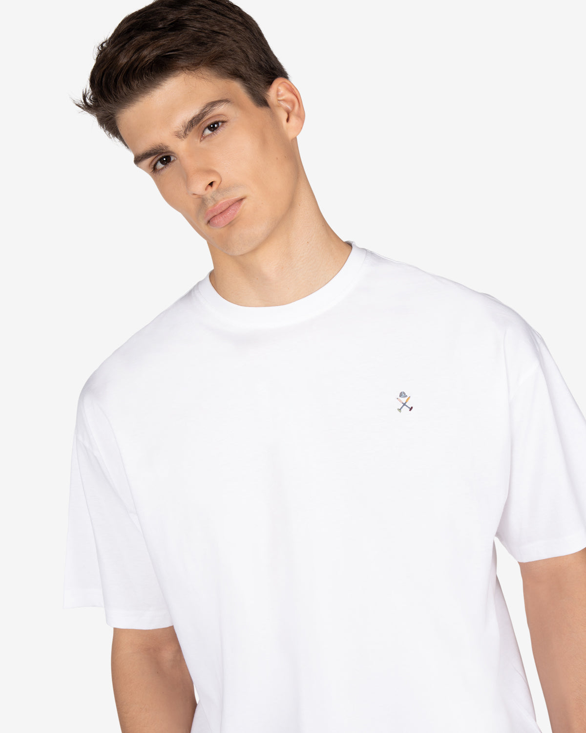 Camiseta LIVERPOOL de Harper & Neyer en algodón blanco, plano medio con emblema multicolor en el pecho
