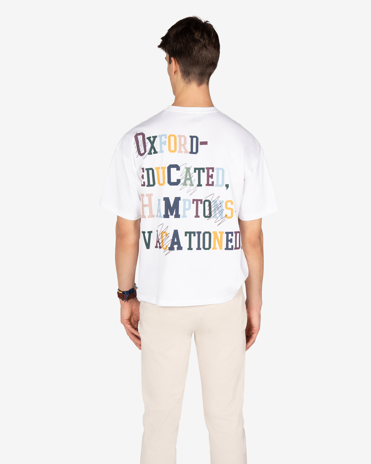 Camiseta LIVERPOOL blanca de Harper & Neyer, vista trasera con mensaje multicolor y chino beige