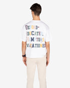 Camiseta LIVERPOOL blanca de Harper & Neyer, vista trasera con mensaje multicolor y chino beige