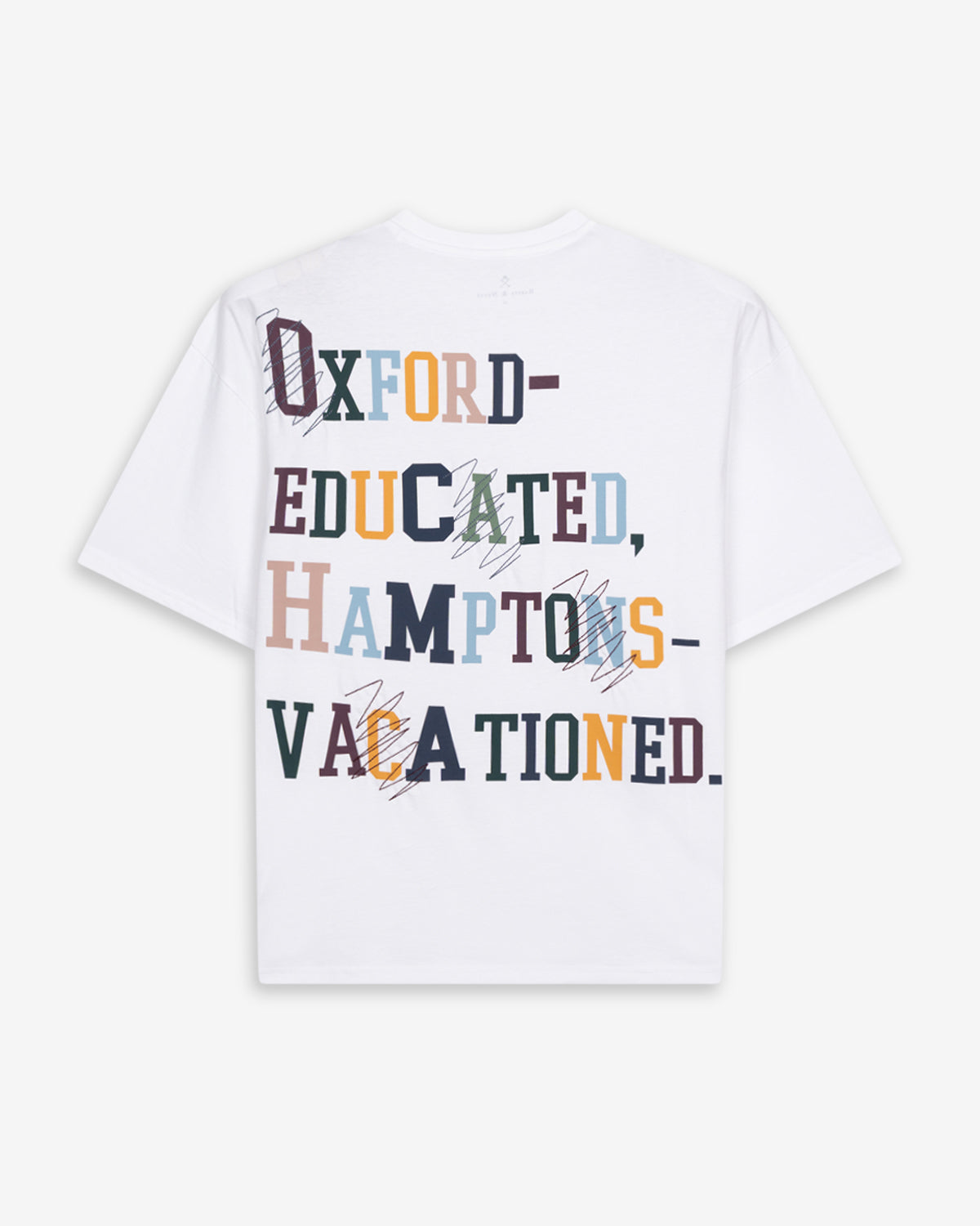Camiseta LIVERPOOL de Harper & Neyer en blanco, bodegón trasero con mensaje multicolor Oxford-educated