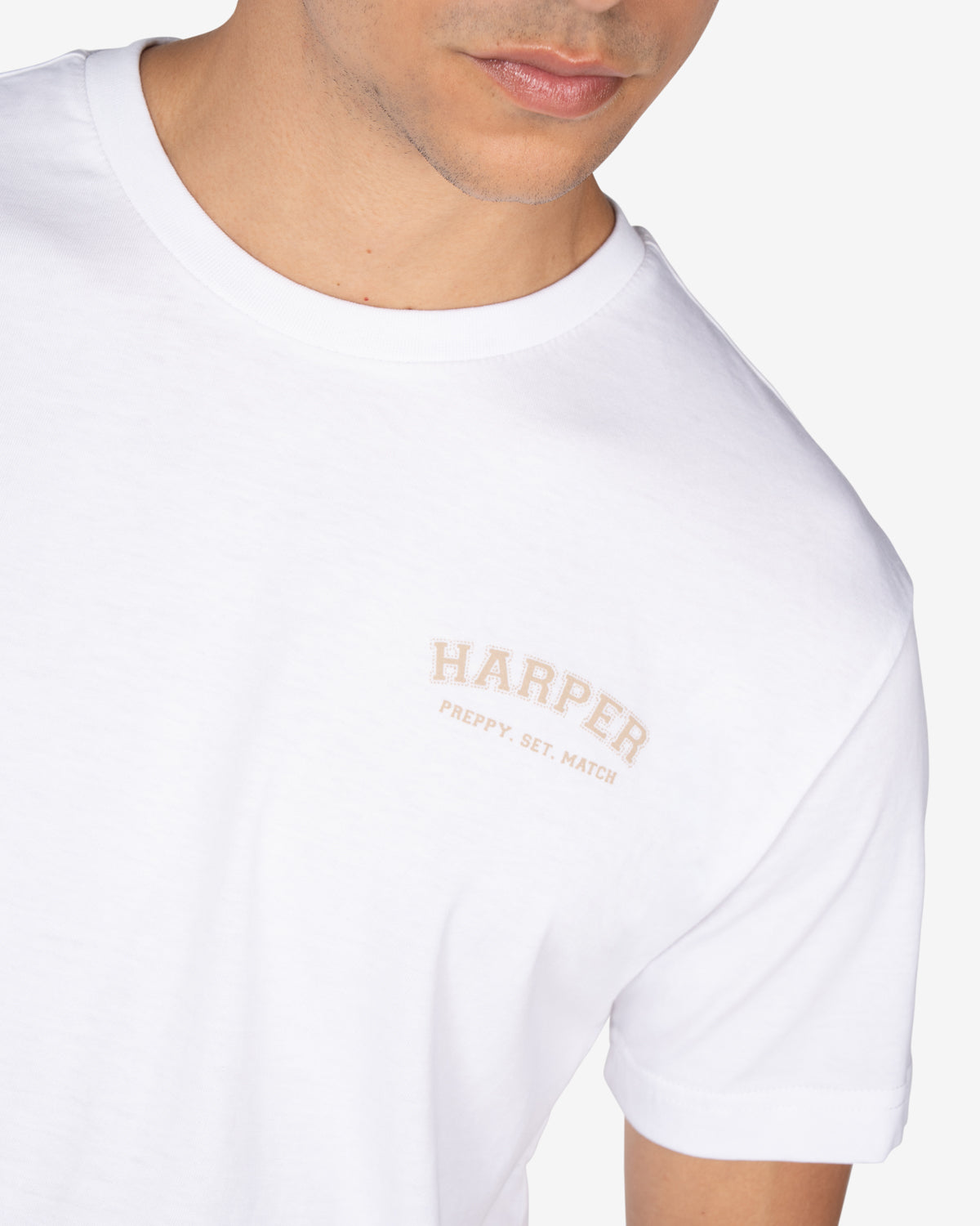 Detalle del logo Harper 'Preppy Set Match' estampado en la camiseta MICHIGAN blanca de Harper & Neyer