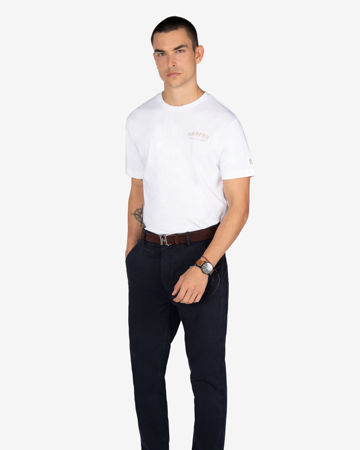 Camiseta MICHIGAN blanca de Harper & Neyer, look frontal con chino azul marino y cinturón marrón
