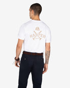 Camiseta MICHIGAN blanca de Harper & Neyer, vista trasera con estampado varsity y chino azul marino