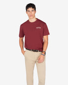 Camiseta MICHIGAN burdeos de Harper & Neyer, look frontal con chino beige y cinturón trenzado marrón