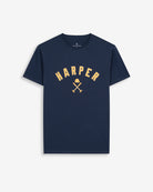 Camiseta NEW ENGLAND de Harper & Neyer en algodón azul marino, bodegón frontal con gráfico HARPER amarillo