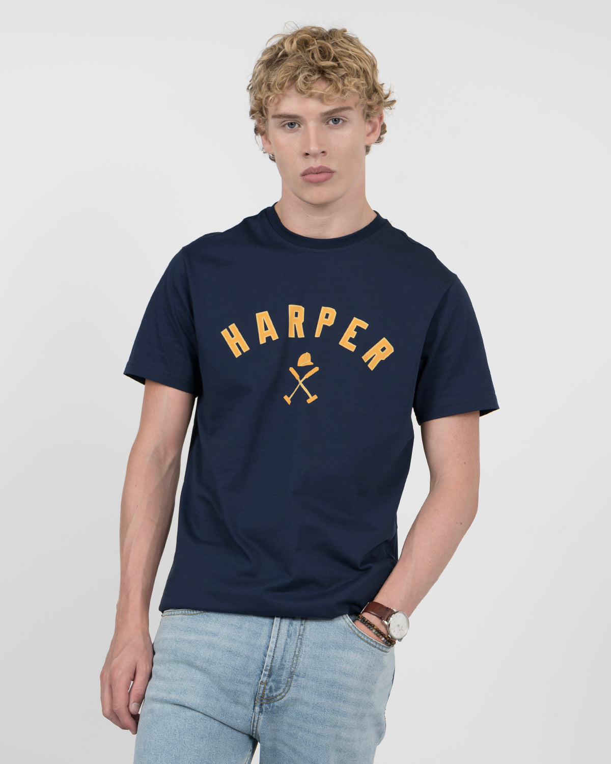 Camiseta NEW ENGLAND de Harper & Neyer en azul marino, vista frontal con gráfico HARPER amarillo en el pecho