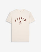 Camiseta NEW ENGLAND de Harper & Neyer en algodón crudo, bodegón frontal con gráfico HARPER de polo
