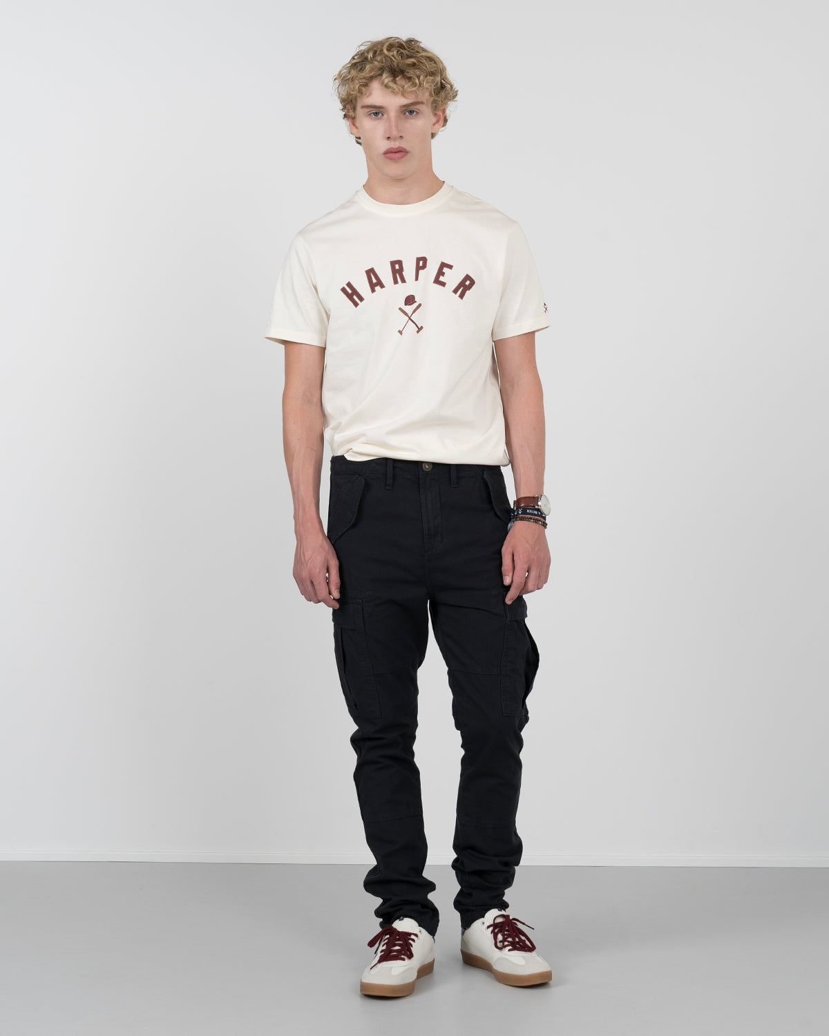 Camiseta NEW ENGLAND de Harper & Neyer en crudo, vista frontal completa combinada con cargo negro